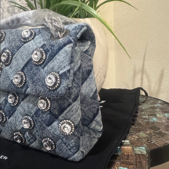 Kurt Geiger Kensington Leather Mini Crossbody Bag
Kurt Geiger London - Picture 7 of 12